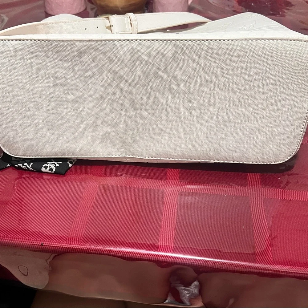 White Skull Embossed Handbag - Picture 13 of 13